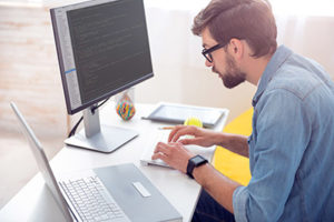 Software-Entwickler am Monitor